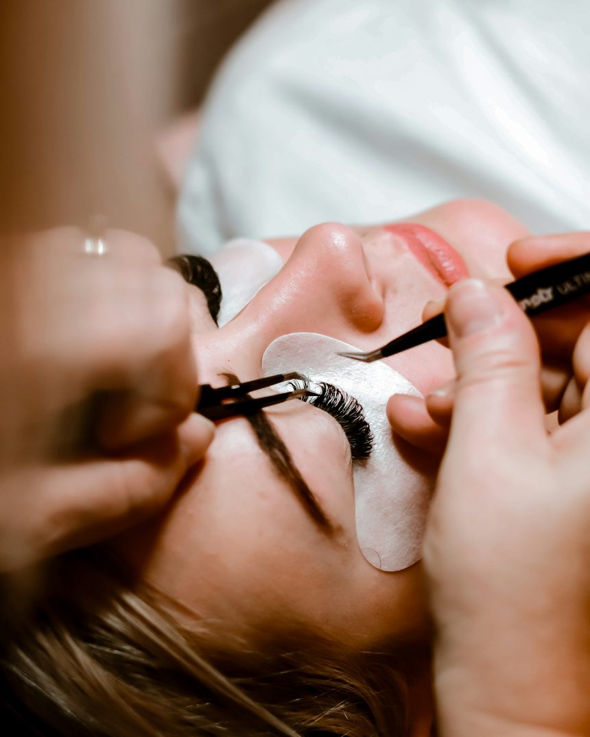 Kursist med certifikat fra SILKE Lashes